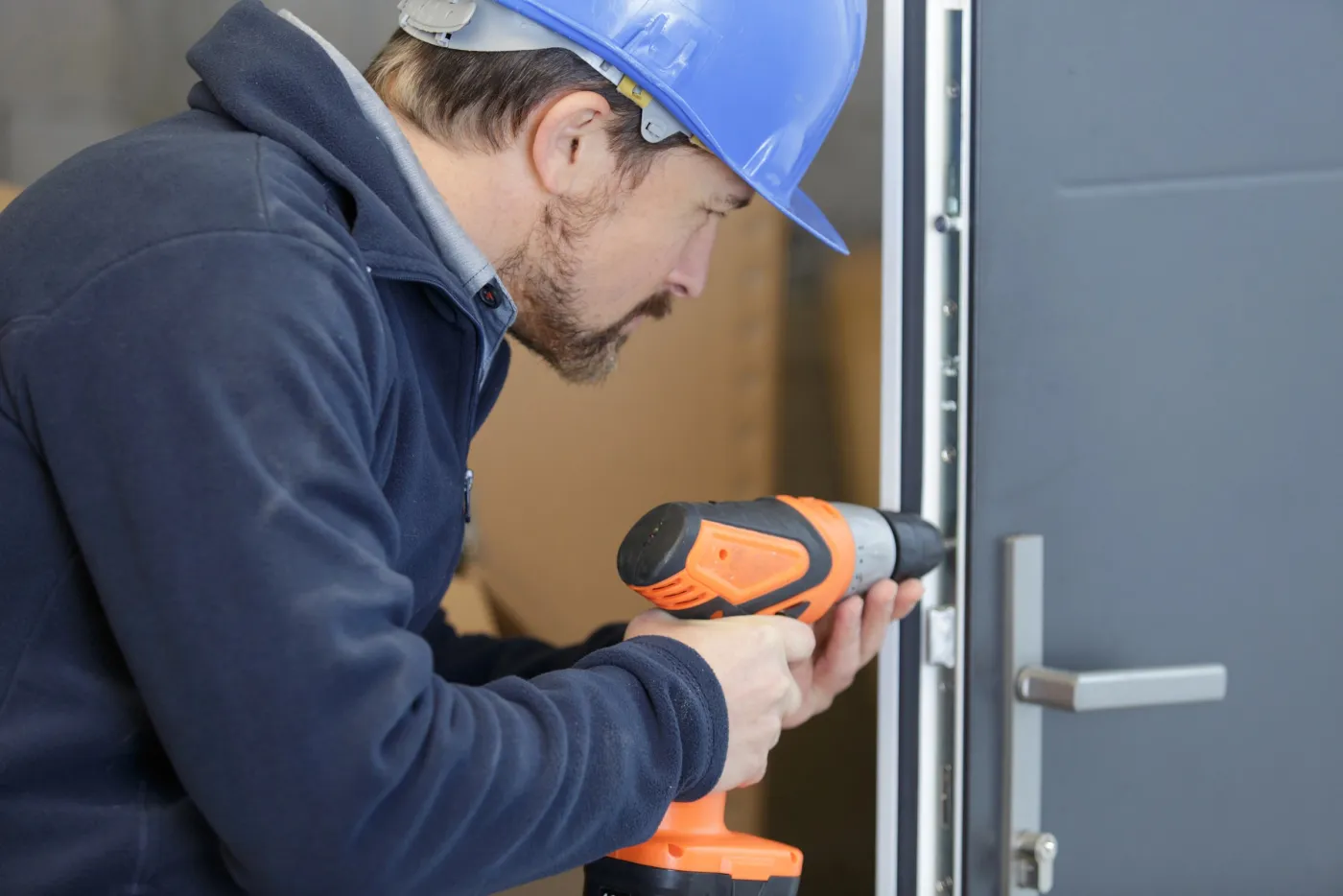 Pose d'une serrure multipoints sur une porte renforcée d'immeuble à Bagnolet
